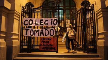 Tomaron el Colegio Nacional Buenos Aires: alumnos piden que remuevan a un docente y a un empleado condenados por abuso