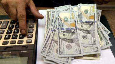 Verde que te quiero verde: El dólar superó los $300 y estableció un nuevo triste récord histórico