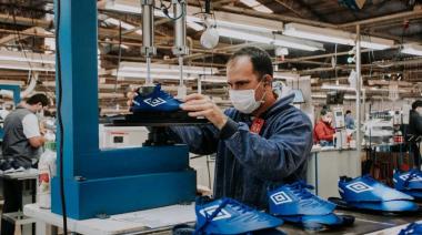 El Grupo Dass, que fabrica zapatillas Nike, debió despedir a 100 trabajadores por falta de insumos importados
