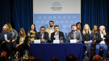 Un gobernador sin estatura política: Denuncian políticas de adoctrinamiento en la provincia