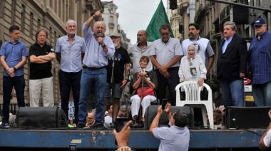 ¡Ni el loro fue a la marcha convocada por el Frente de Todos en contra de la Corte! Moraleja: ni ellos mismos se lo creen