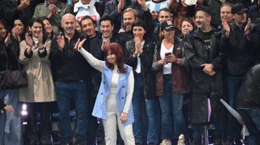 Relato mojado: CFK celebró los 20 años del kirchnerismo un 25 de mayo bajo la lluvia