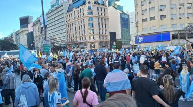 Otra marcha de la bronca en el Obelisco y Casa Rosada, clamando libertad, república y democracia
