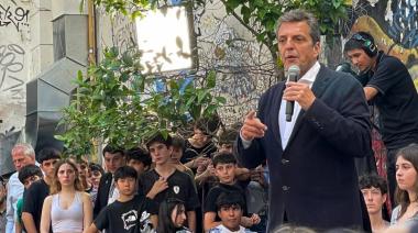 Massa cerró su campaña con un puñado de alumnos en el Carlos Pellegrini