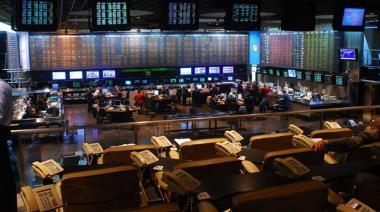 Las acciones de la Bolsa de Comercio de Buenos Aires crecieron un 18% y el dólar blue trepó a $1.078