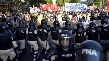 Piqueteros violentos se agolparon en el Congreso y golpearon a periodistas, legisladores y jóvenes libertarios
