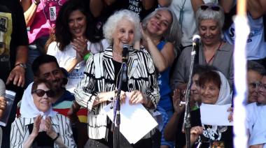 ¿A lo Herminio Iglesias? En plena democracia, queman un muñeco de Javier Milei y Carlotto dice que "al presidente hay que desgastarlo hasta que se vaya"