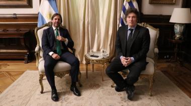 Abrazo rioplatense: el presidente uruguayo, Lacalle Pou, cruzó el charco y fue recibido por Milei en Buenos Aires