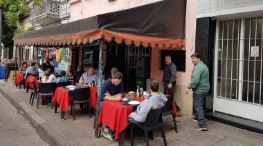 8 delincuentes armados robaron a 60 personas: ocurrió en un restaurante de Parque Chacabuco