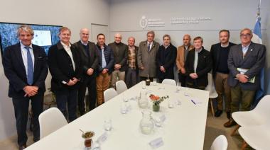 Luis Caputo se reunió con la Mesa de Enlace en la tradicional Expo del campo en La Rural y les manifestó que "al Gobierno le gustaría bajar las retenciones"