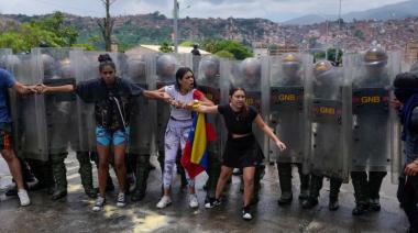 Mientras el pueblo venezolano tumba estatuas de Hugo Chávez y sale a las calles a repudiar el gran fraude de Maduro, Argentina y otros países desconocen como ganador al dictador