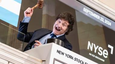Milei en Wall Street: tocó la campanita, pero las acciones argentinas cayeron cuando aseguró que “el cepo se liberará cuando la tasa de inflación llegue a cero”