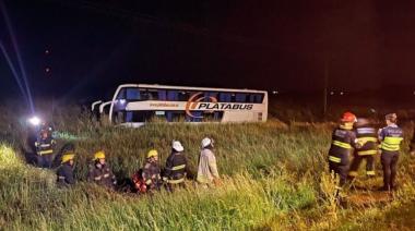 En Castelli, se despistó un micro que se dirigía por la Autovía 2 hacía Mar del Plata: hay heridos y un fallecido