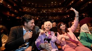 Por cómo se vive la interna peronista, caras de traste cruzadas entre Cristina y Axel, en el evento del 47 aniversario de las Abuelas de Plaza de Mayo