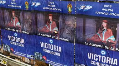 Si entre ellos se pelean, los devoran los de afuera: aparecieron afiches con la leyenda "Victoria conducción", en los alrededores del Congreso