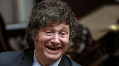 Cuando se cumple justo un año de gestión, la consultora Opina Argentina reveló que la popularidad en diciembre de Javier Milei, alcanzó el 53%