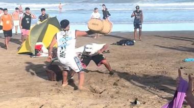 Repartidores de piñas… En Villa Gesell, varios vendedores ambulantes protagonizaron una batalla campal en plena playa