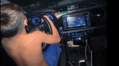 Solicitan que se le quite la licencia de conducir al padre que filmó a su hijo de 7 años manejando