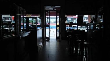 Prende y apaga: un feroz apagón dejó a media ciudad sin luz y provocó un caos en el tránsito