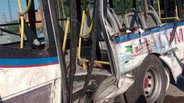 La Matanza: un camión chocó a un colectivo, mató a dos personas y hay varios heridos