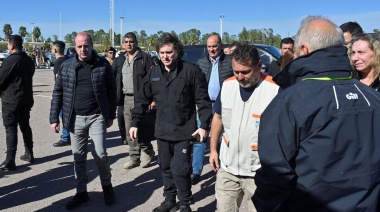 Bahía Blanca bajo agua: Milei tardó, pero llegó y se puso al frente la asistencia social