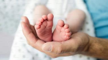 Milagro en Santa Cruz: dieron por muerto a un bebé recién nacido, pero sus abuelas comprobaron que aún respiraba en la morgue… ¡Y lo rescataron!