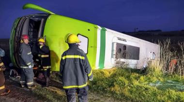 Tragedia en la ruta: un micro que se dirigía a La Plata volcó, fallecieron cinco personas y hay más de 20 heridos