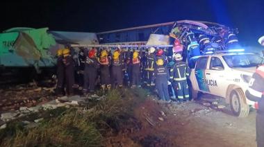 Accidente trágico en San Miguel del Monte donde chocaron un micro y un camión: hay cuatro muertos y 16 heridos