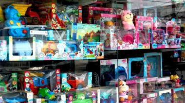 Mediante un decreto, Milei reduce de 35% a 20% los impuestos a la importación de juguetes