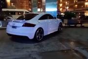 Pecados de nuevos ricos: un auto de lujo conducido por dos jóvenes, protagonizó un fuerte choque en el Hotel Hilton de Puerto Madero