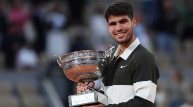 Tenis de primera: Carlos Alcaraz venció a Jannik Sinner en una final épica y se consagró en Roland Garros
