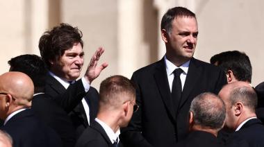Milei no viajó a Roma y se pierde la entronización del papa León XIV, por apuntalar a Adorni