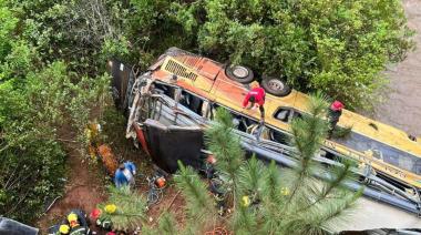 Tragedia en Misiones: un choque entre un colectivo y un auto provocó la muerte de 9 personas y hay 31 heridos