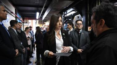 Victorial Villarruel visitó la planta industrial de FATE y se cruzó con el líder del SUTNA, quien le entregó una carta con una serie de reclamos