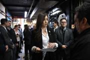 Victorial Villarruel visitó la planta industrial de FATE y se cruzó con el líder del SUTNA, quien le entregó una carta con una serie de reclamos