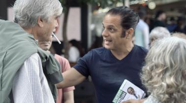 La caravana de Peretta: montado en su Perettabus con sus jingles a todo lo que da, el candidato a legislador de “Remedios para CABA”, recorrió las callecitas de la ciudad