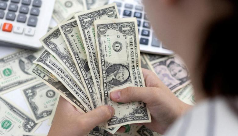 Ahora sí que la patria está en peligro: el dólar blue se acerca a los $400