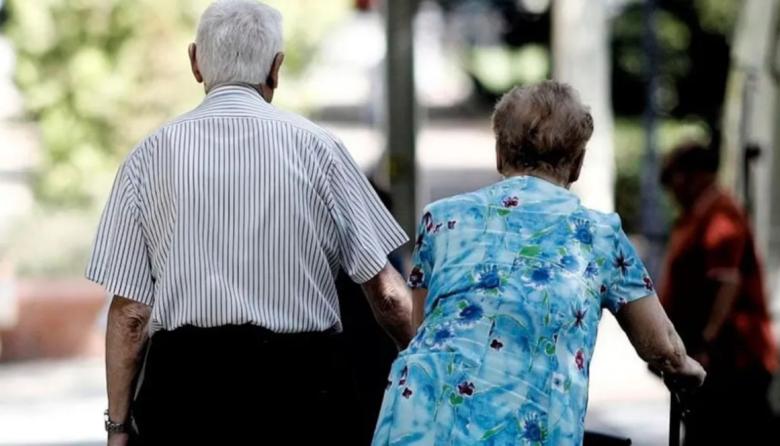 Una nueva limosna para los jubilados: a través del Boletín Oficial, el Gobierno confirmó que las jubilaciones aumentaron un 2,8% y la mínima pasará a ser de $304.723