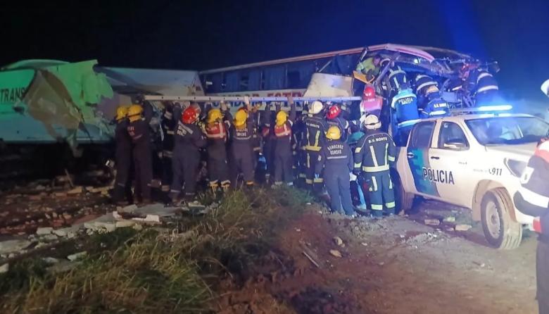 Accidente trágico en San Miguel del Monte donde chocaron un micro y un camión: hay cuatro muertos y 16 heridos