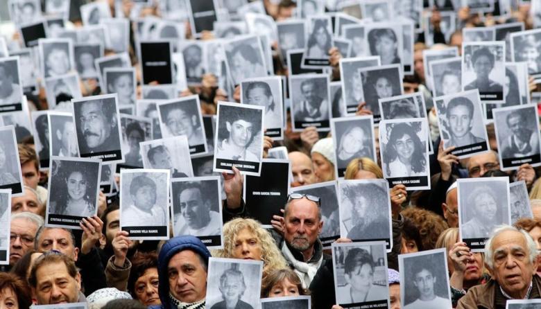 Atentado a la AMIA: el juez Daniel Rafecas resolvió que se aplique el juicio oral en ausencia a los 10 acusados