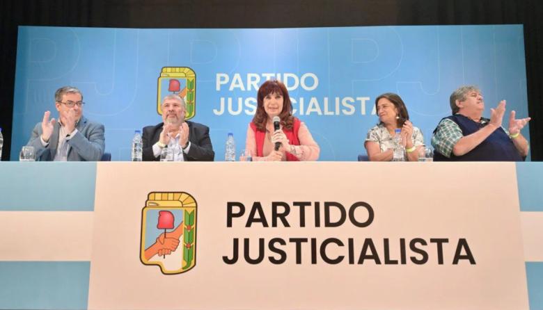 Por la histórica condena y envío a prisión de CFK, acusada además en otra docena de causas más, el PJ se reúne hoy por la tarde