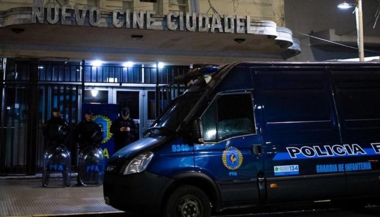 Allanan un cine porno en Ciudadela: tras un fuerte operativo, la Policía Federal rescató a tres víctimas de explotación sexual