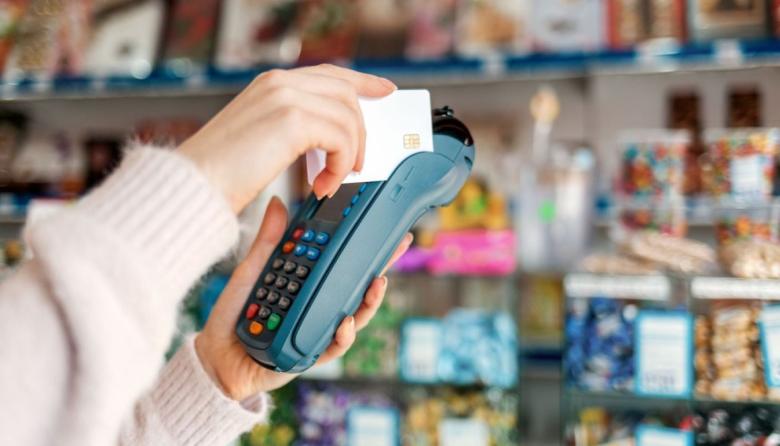 La mitad de los argentinos usan la tarjeta de crédito para comprar comida