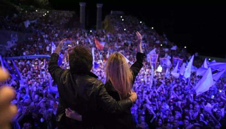 Javier Milei cerró su campaña en Rosario y aseguró que “a partir del domingo, va a cambiar en serio la Argentina”