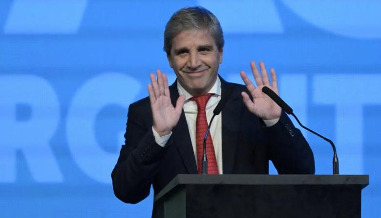 A su regreso de Estados Unidos, donde concretó el super apoyo, el ministro de Economía Luis Caputo descartó la dolarización
