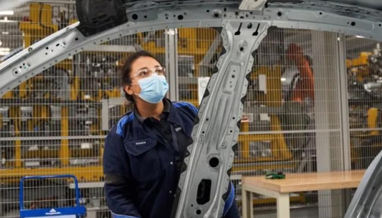 Según un informe de la UIA, en octubre, la actividad industrial cayó un 2% interanual