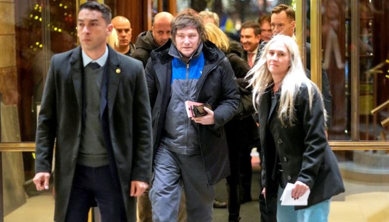 Las cosas de Milei: llegó a Noruega vestido con el mameluco de YPF