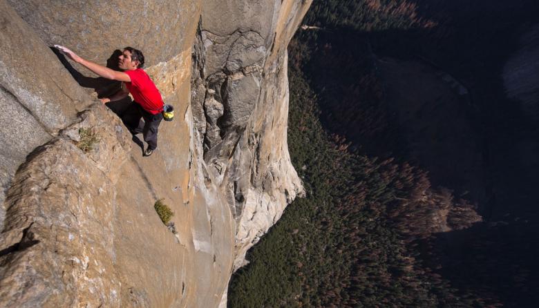 Hazaña mundial: el estadounidense Alex Honnold, escaló un edificio de 508 metros de altura en Taiwán, sin cuerdas ni arneses