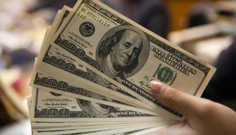 Llegó enero con el nuevo esquema bancario: el dólar operó con subas y cerró la jornada a $1.495