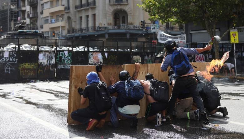 Las mafias de siempre produjeron graves incidentes y destrozos en los alrededores del Congreso